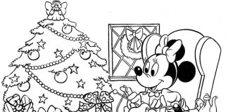 Myszka Mini na fotelu przy choince świątecznej