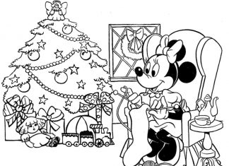 Myszka Mini na fotelu przy choince świątecznej